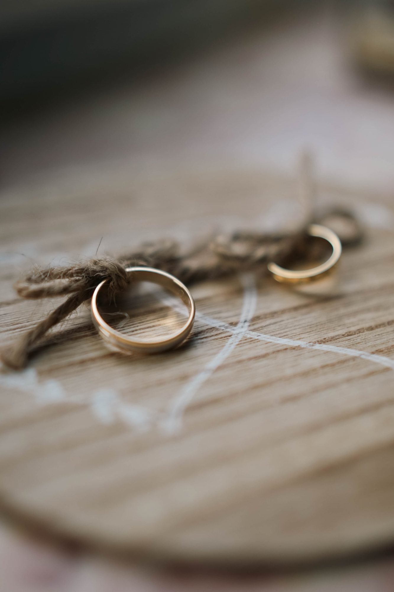 Alliances nouées sur un porte-alliances en bois