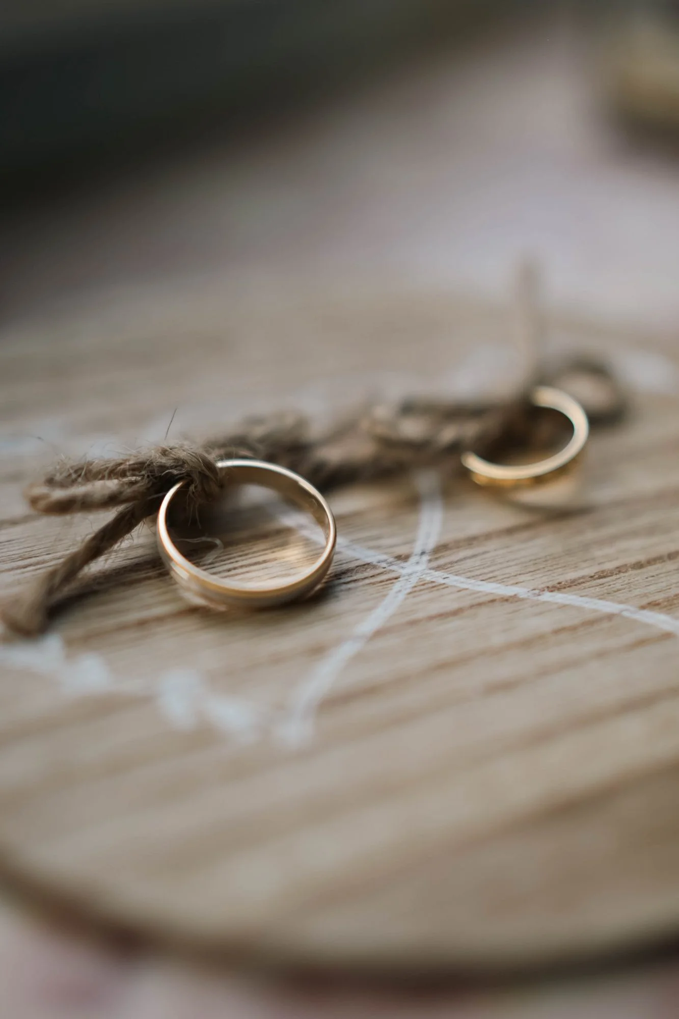 Alliances nouées sur un porte-alliances en bois