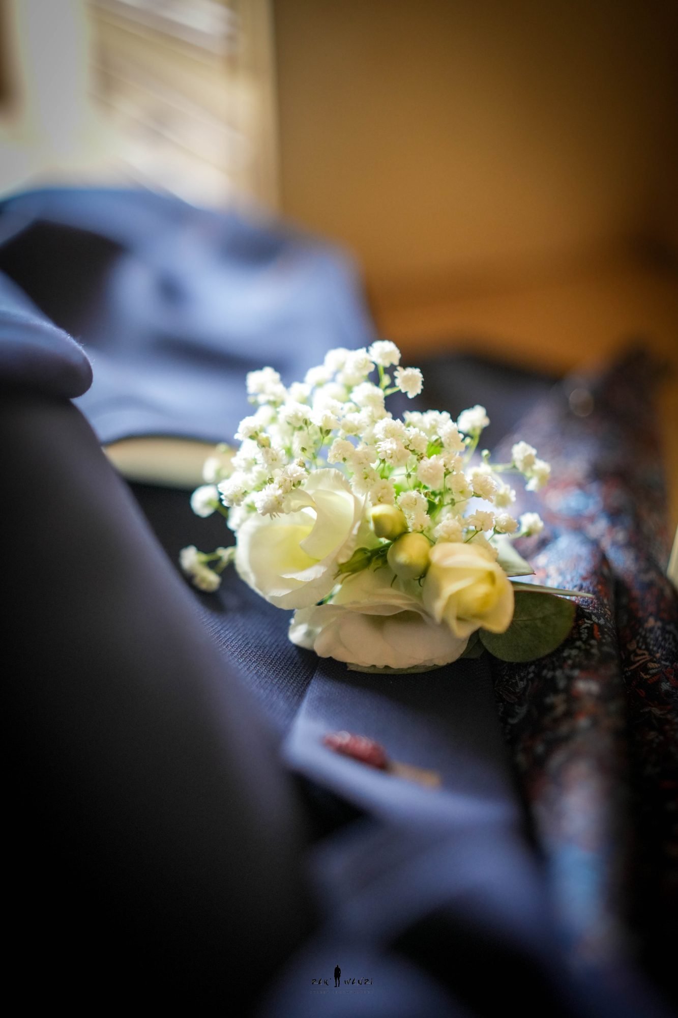 Boutonnière en gypsophile posée sur le costume