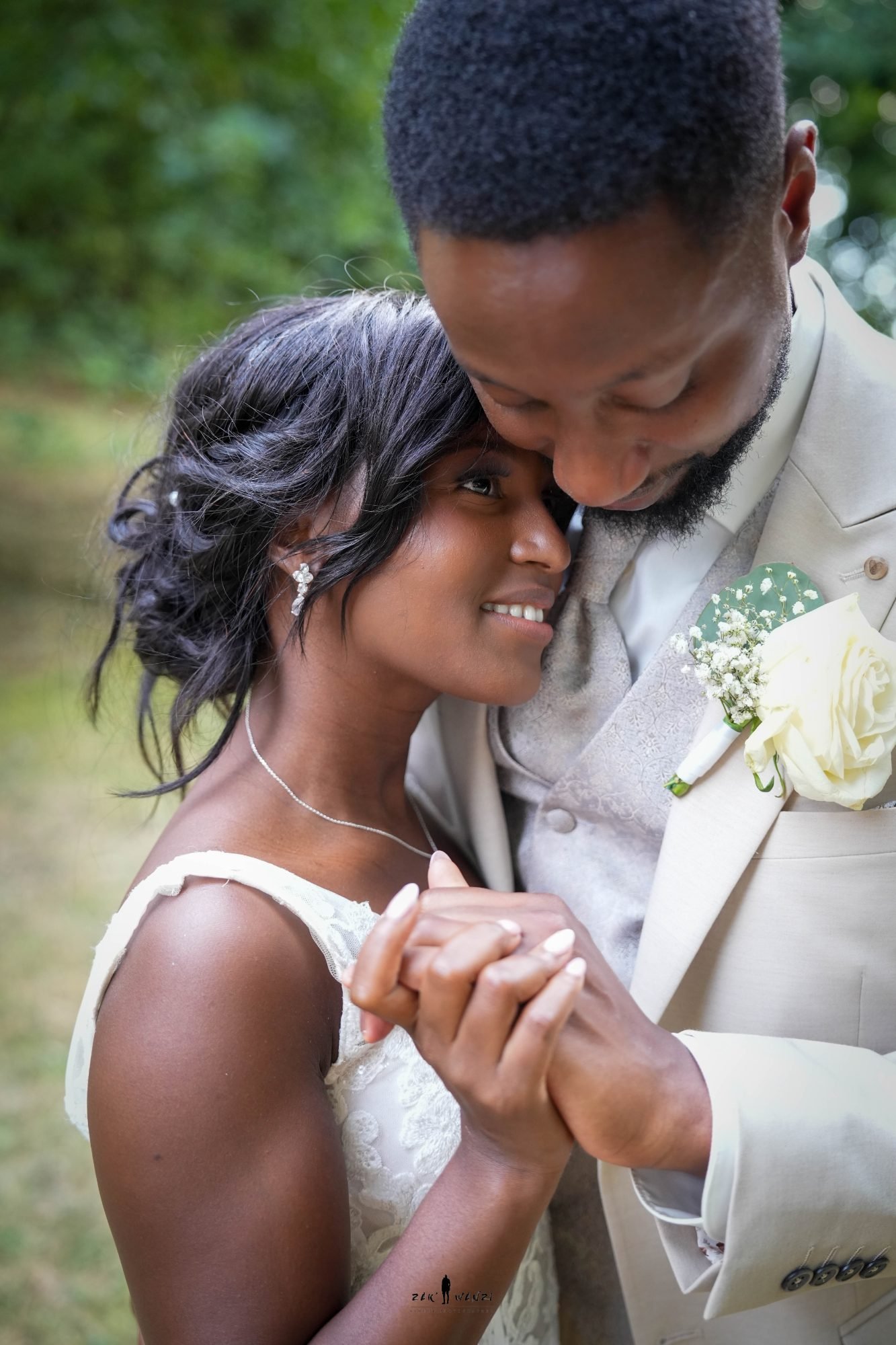 Les mariés enlacés, main dans la main, reportage de mariage à Liège