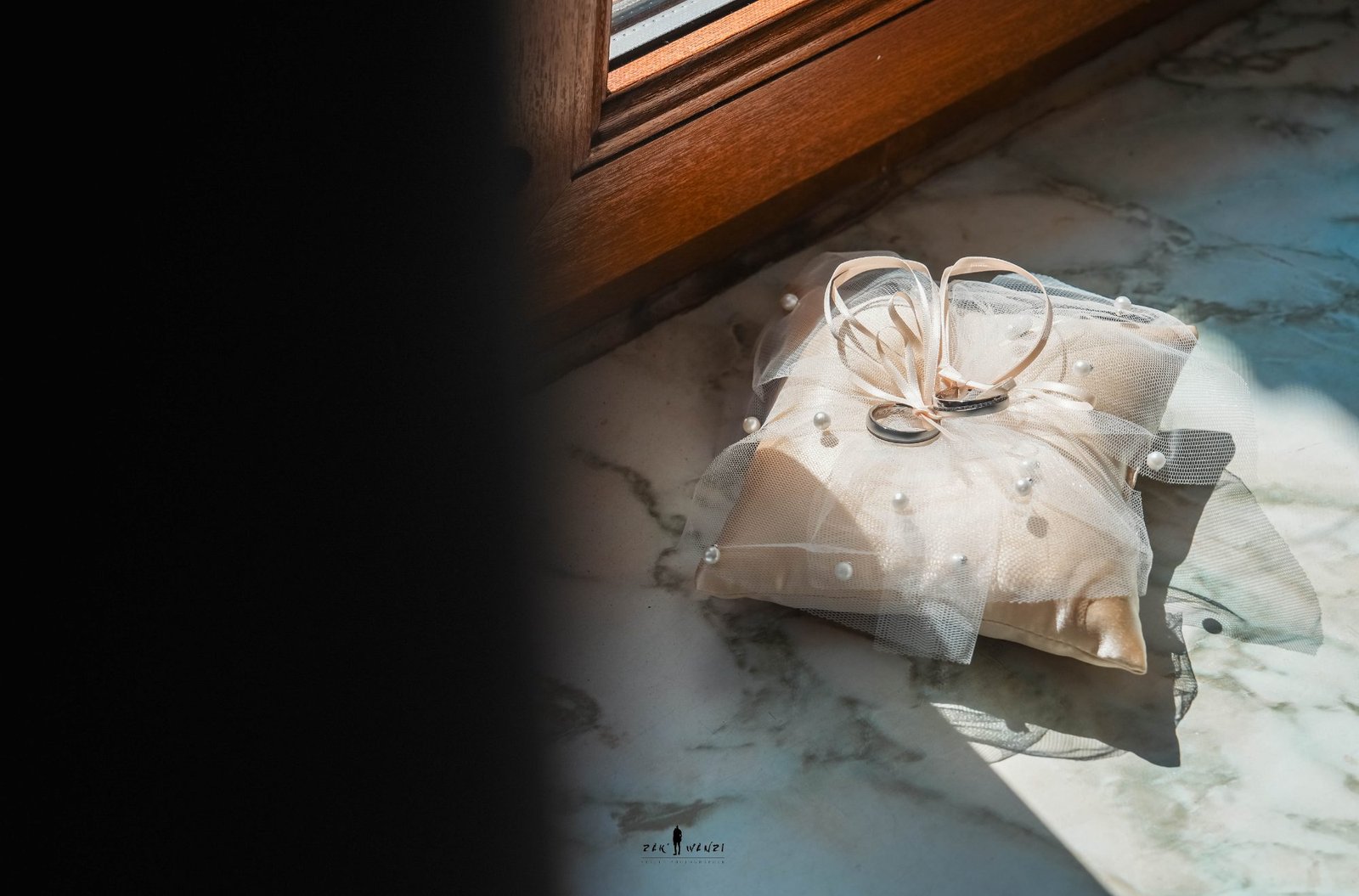 Coussin d'alliances dans la lumière