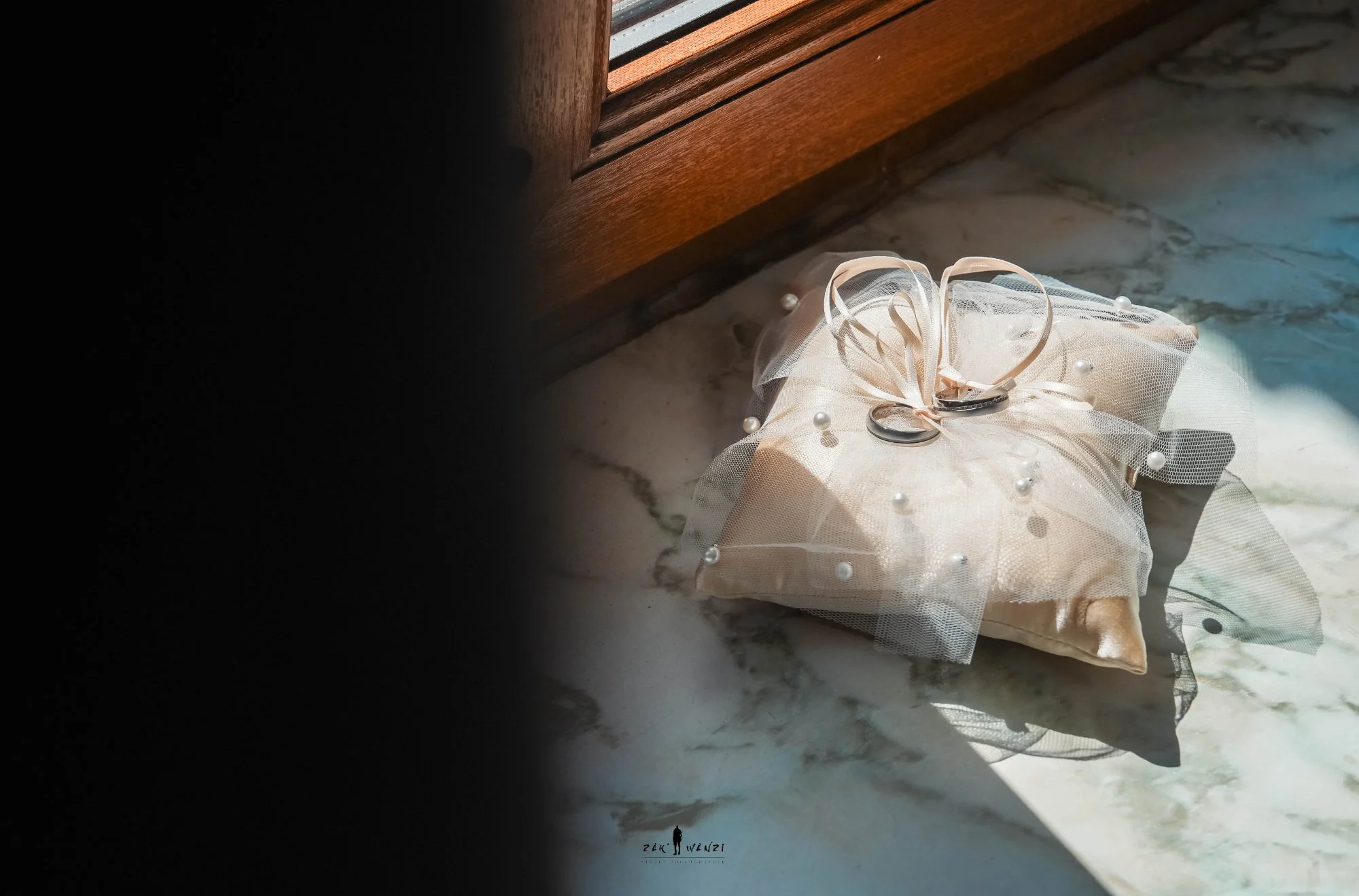 Coussin d'alliances dans la lumière