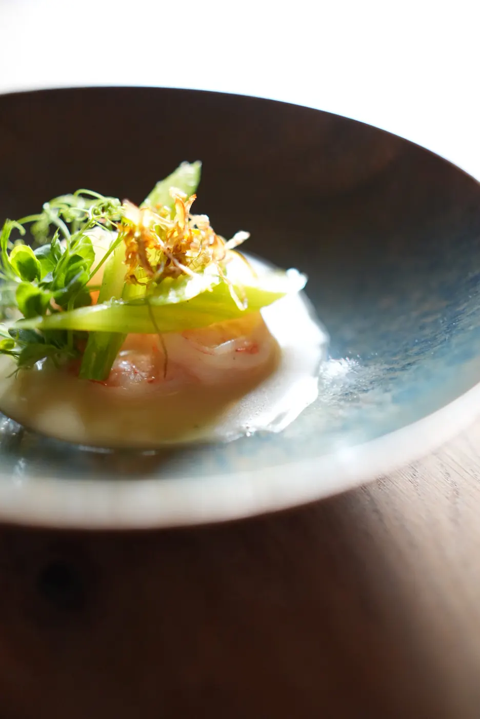 Plat en lumière naturelle, pousses de pois et sauce crémeuse
