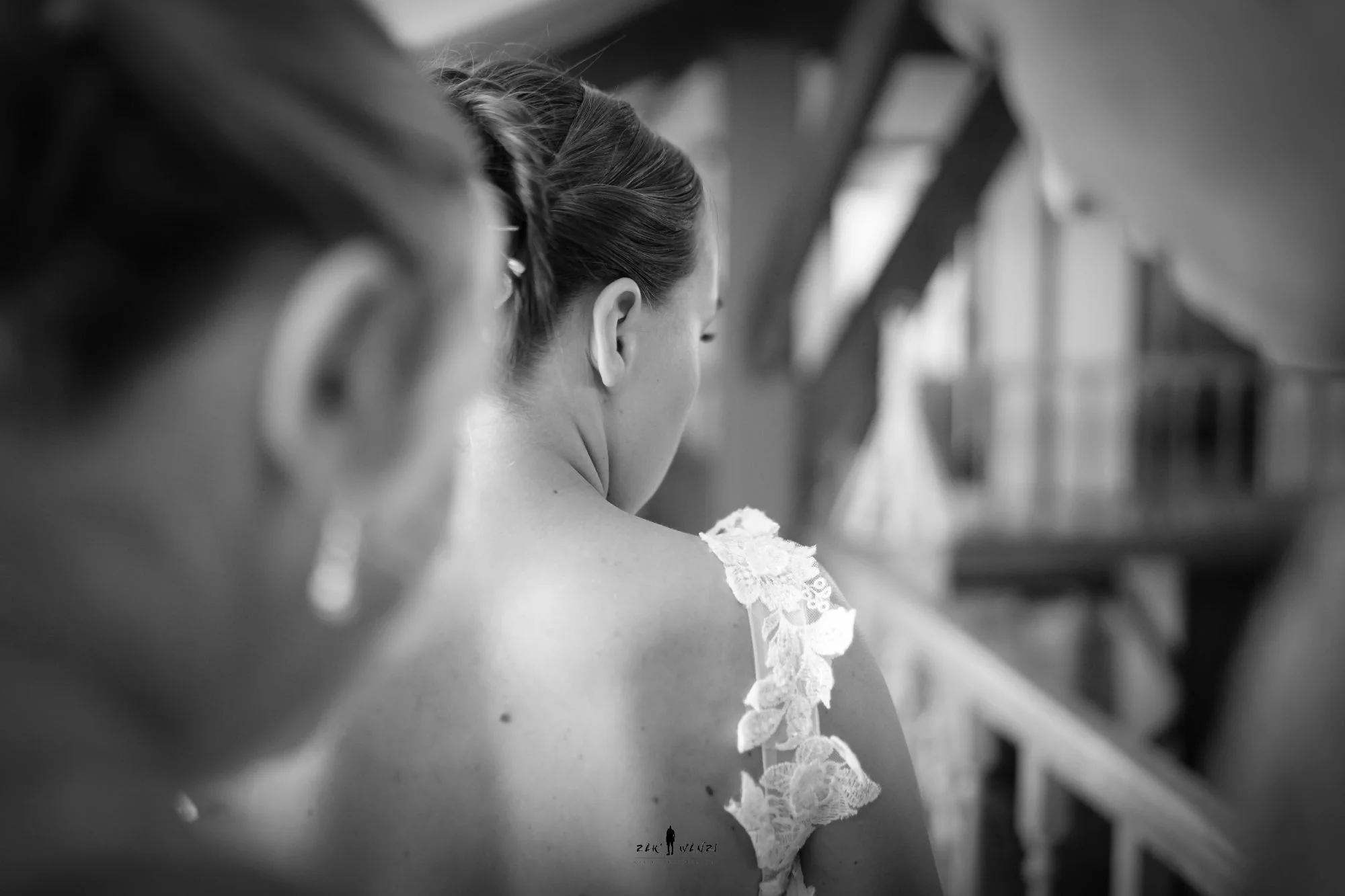 Épaule de la mariée et dentelle de la robe