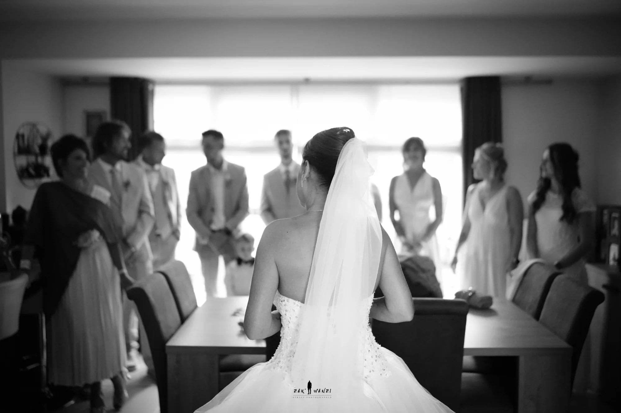 La mariée découvre sa famille réunie dans le salon pendant les préparatifs