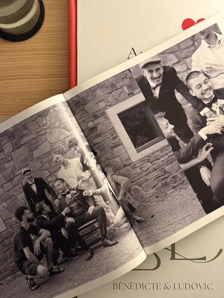 Double page en noir et blanc d'un livre photo de mariage