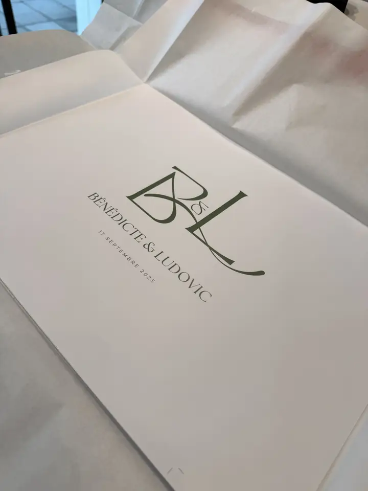 Couverture de livre photo avec monogramme des mariés