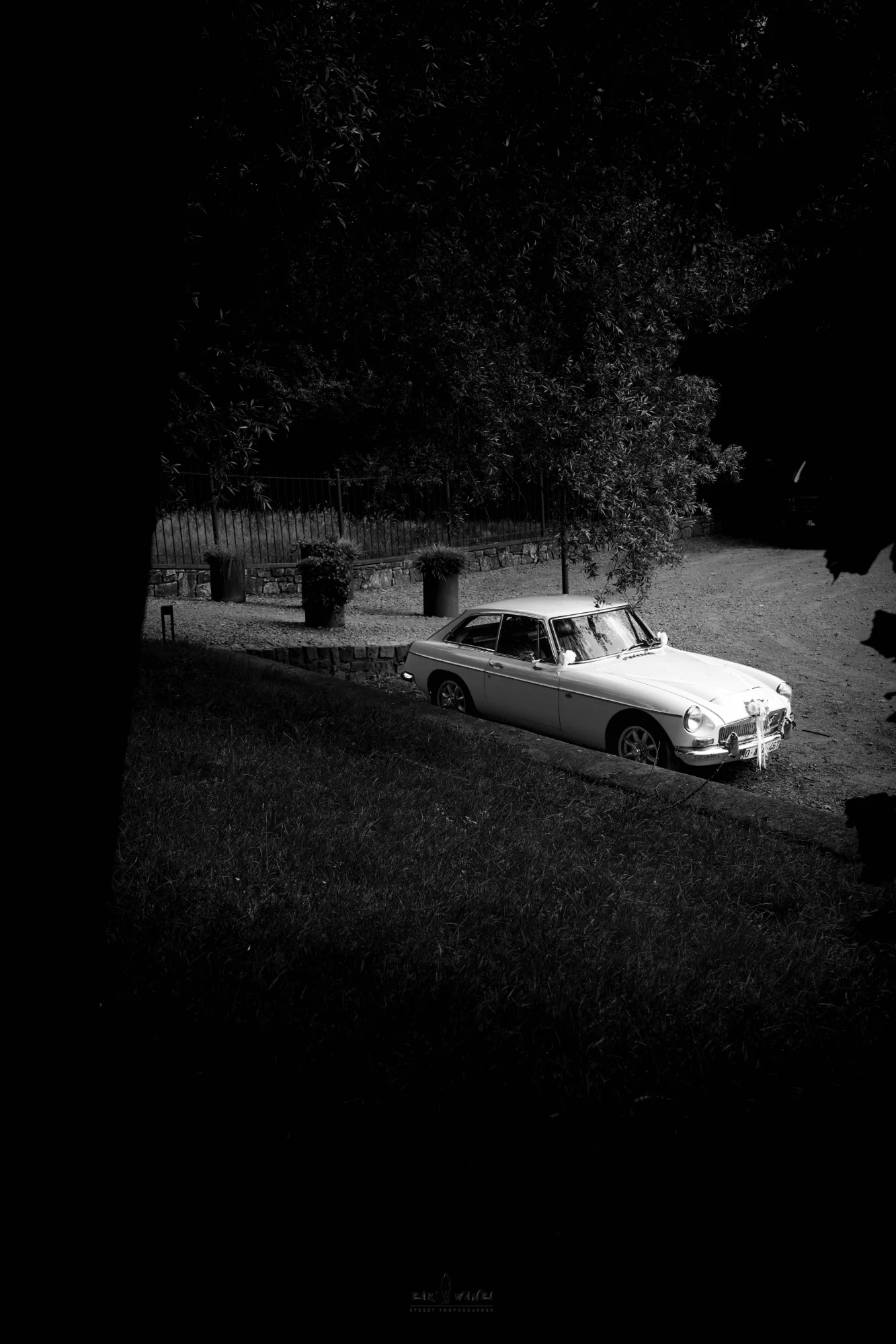Voiture ancienne des mariés garée sous les arbres