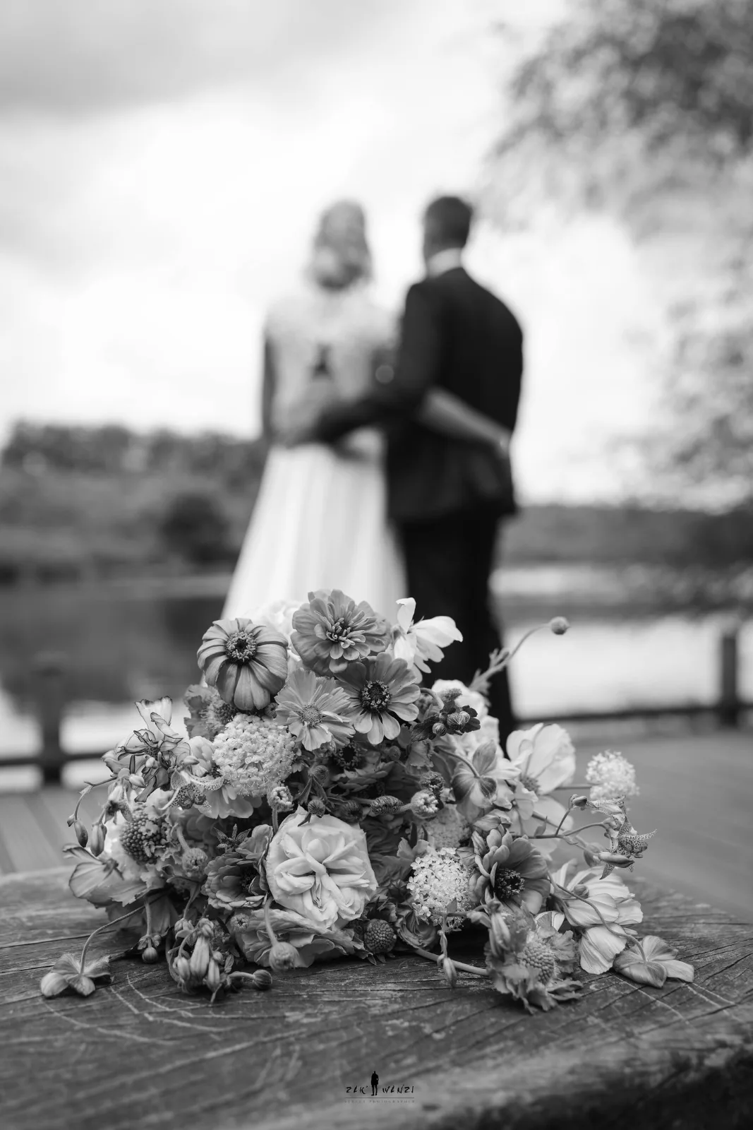 Les mariés en noir et blanc, bouquet au premier plan