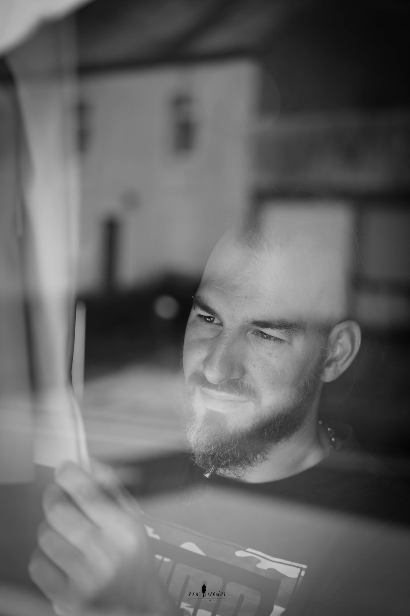 Le marié sourit, reflet dans une vitre