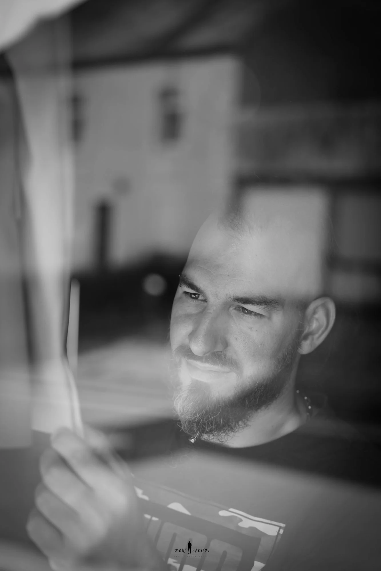 Le marié sourit, reflet dans une vitre