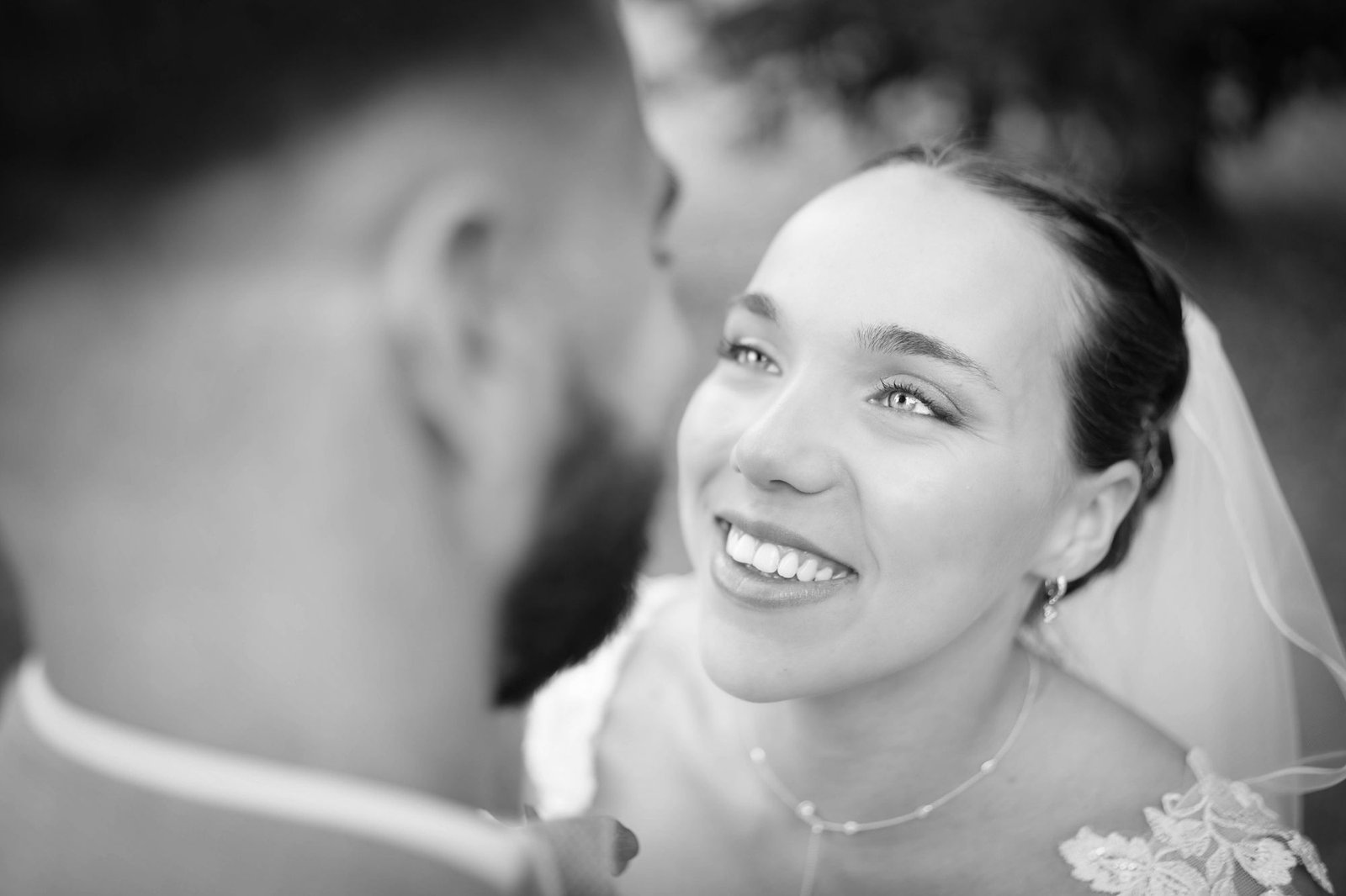 Mariée souriant à son mari