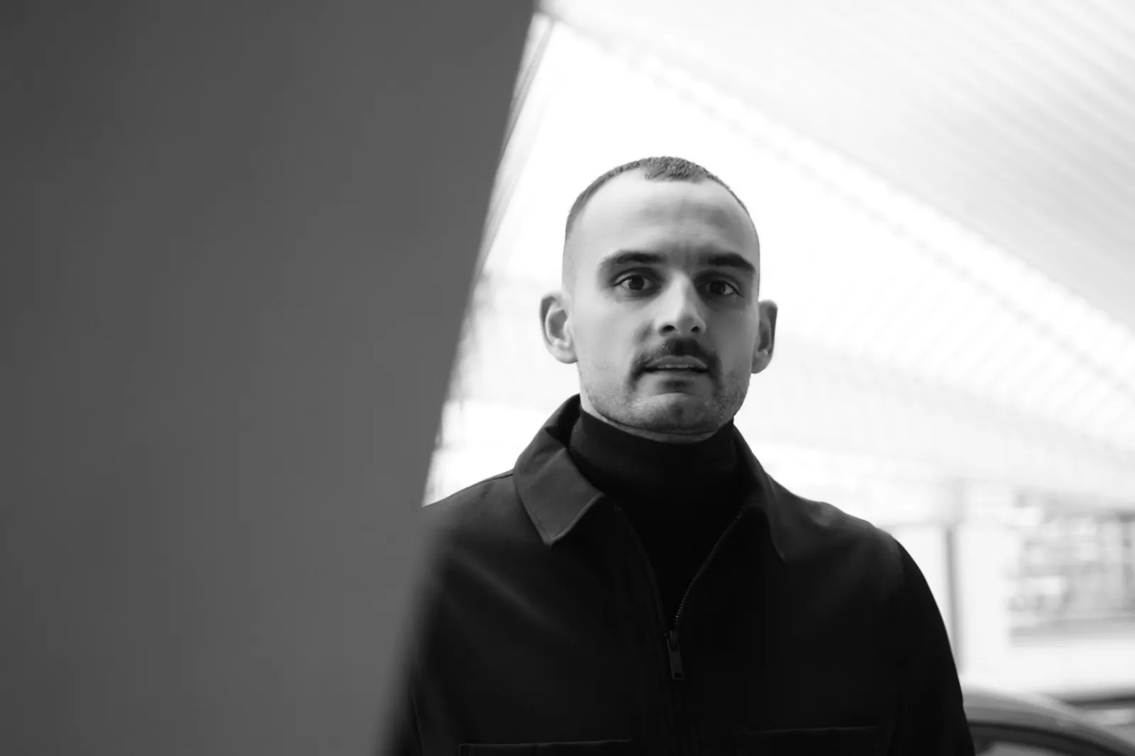 Portrait de face en noir et blanc, regard vers l'objectif
