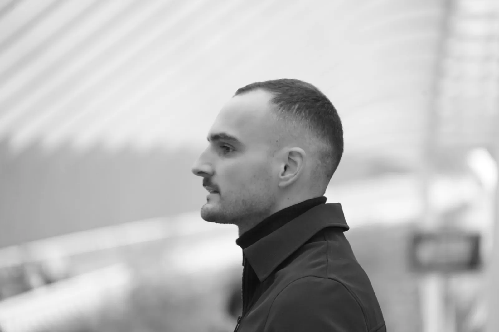 Portrait de profil en noir et blanc dans la gare des Guillemins