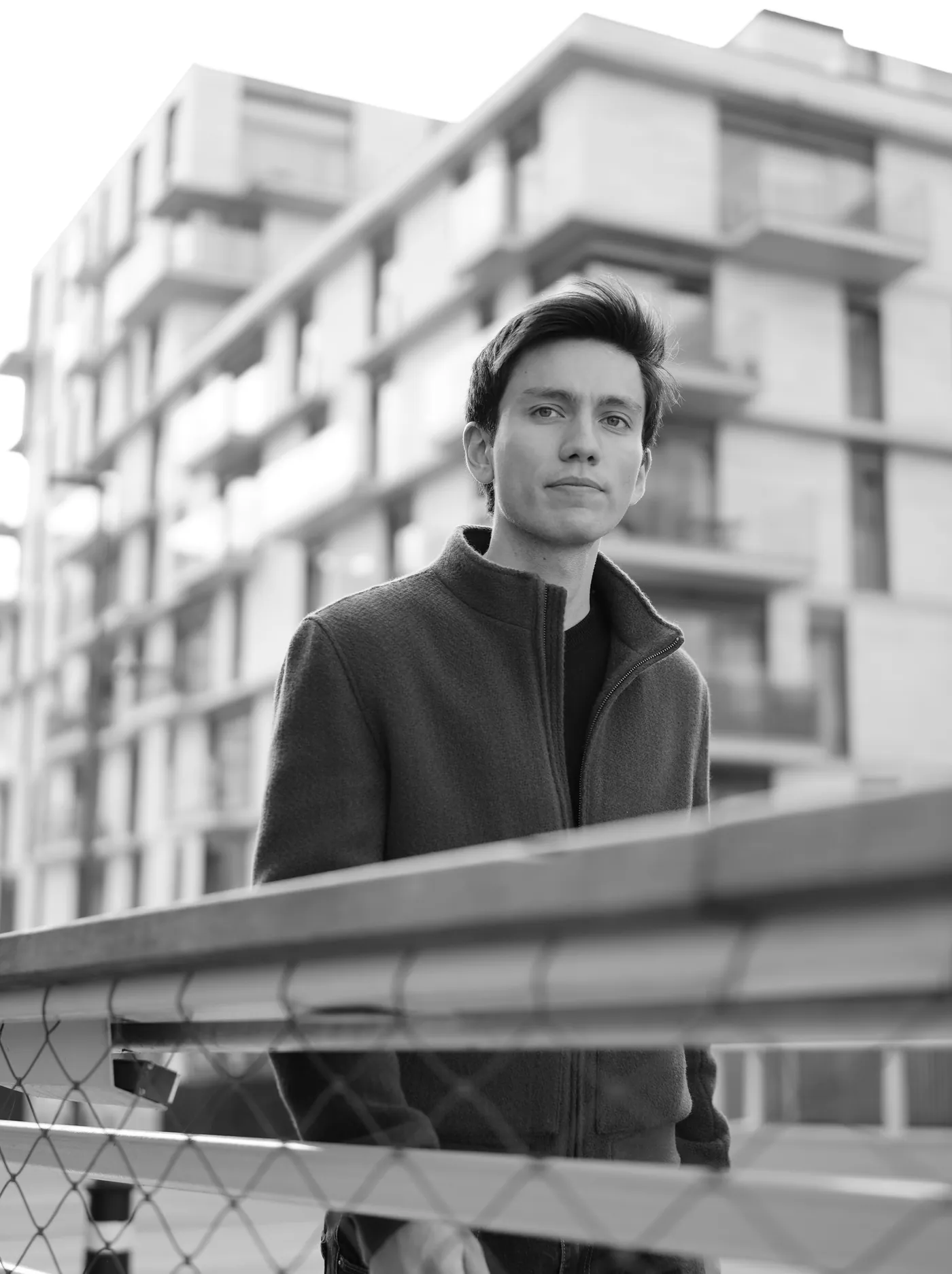 Portrait souriant en noir et blanc sur une passerelle