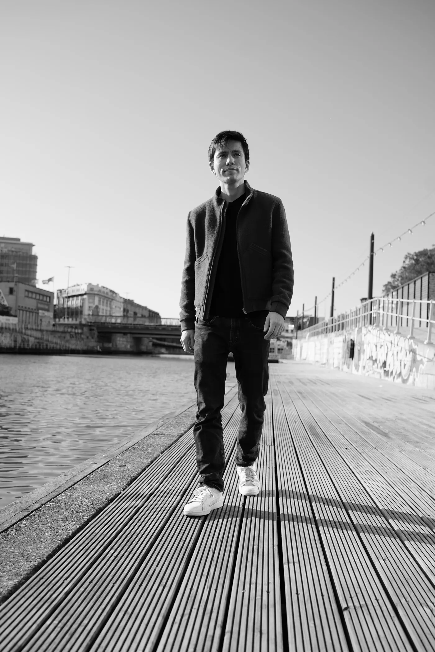Portrait en pied sur un quai en bois, noir et blanc