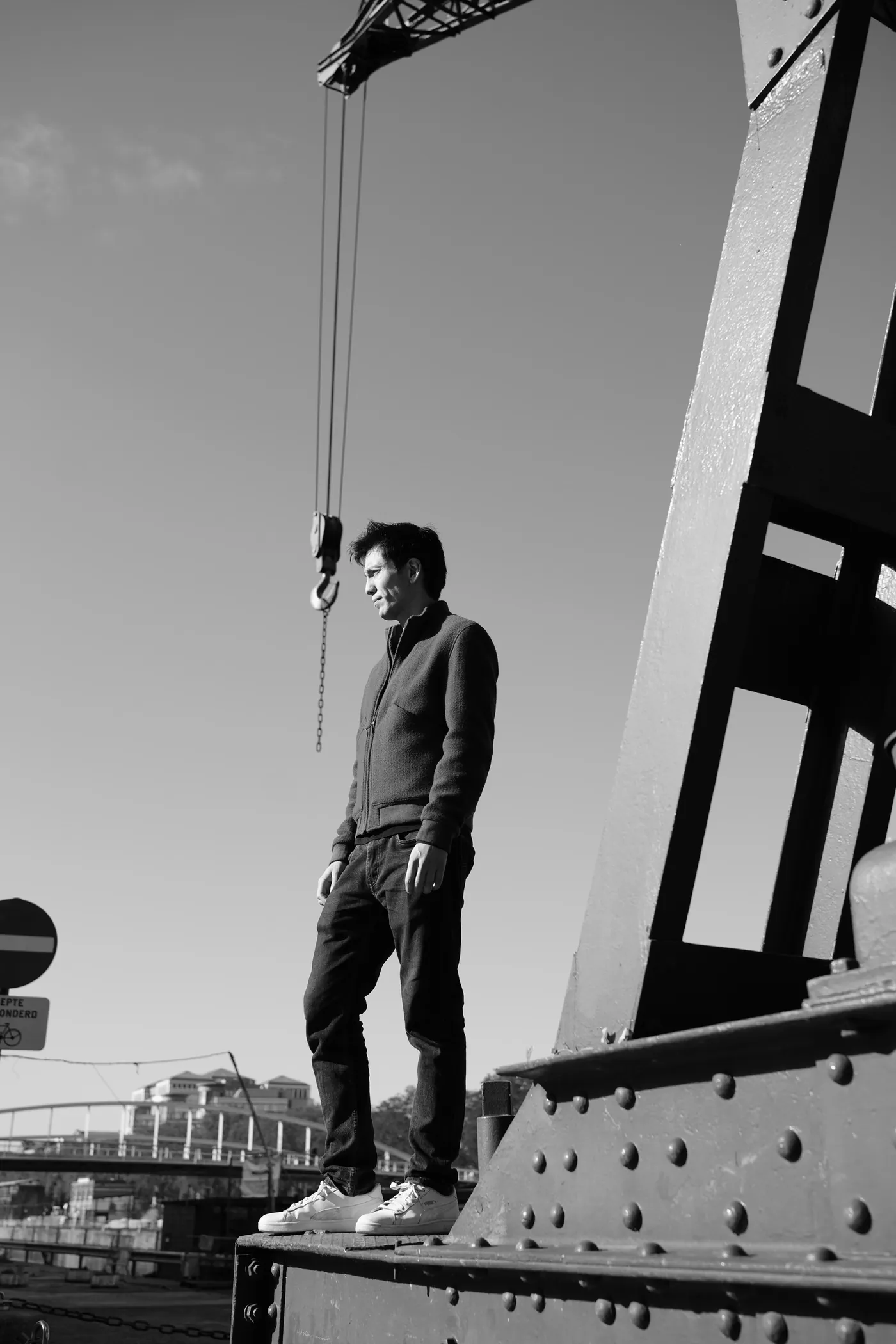 Portrait en contre-plongée sous une grue portuaire