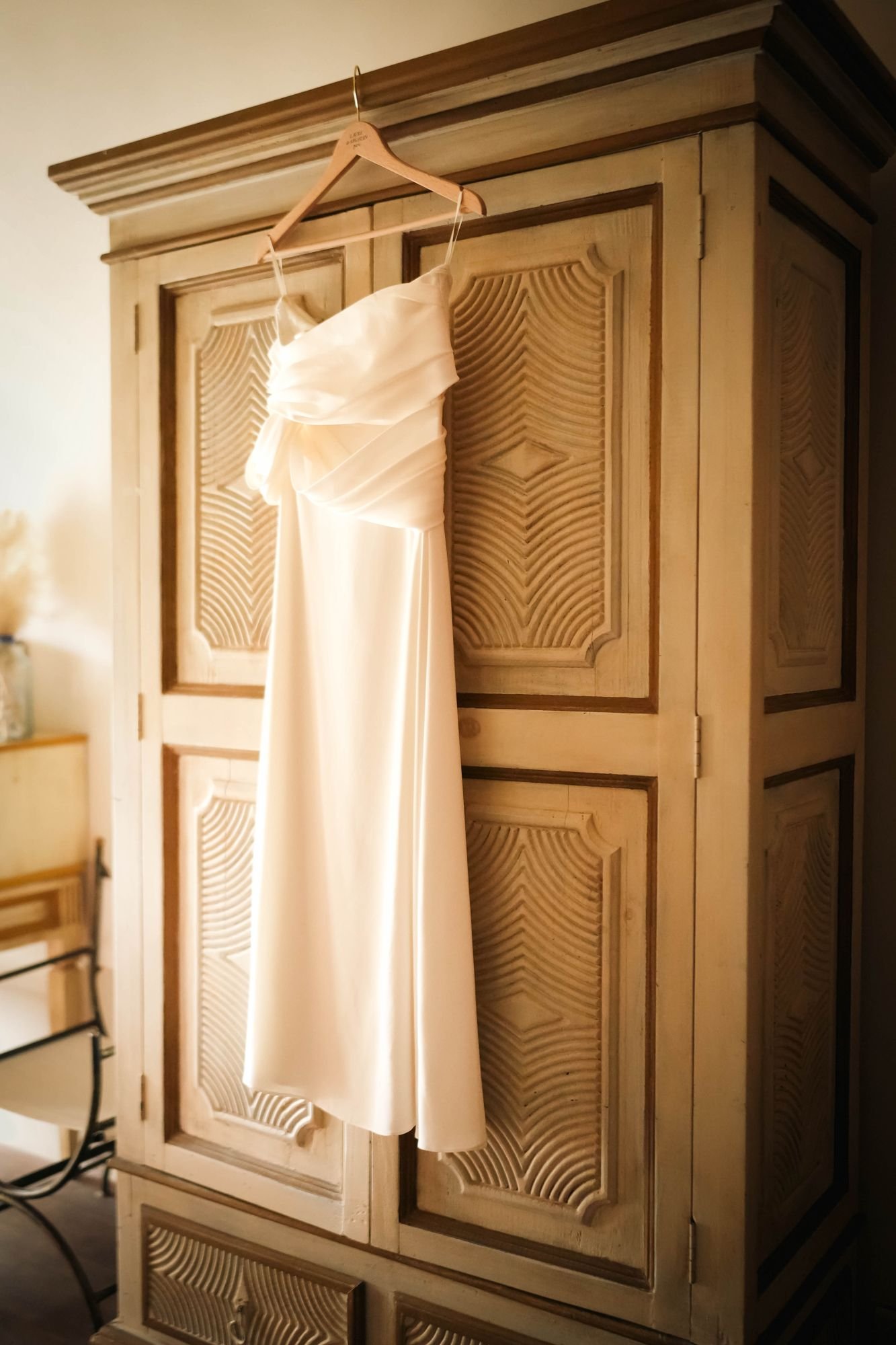 Robe de mariée suspendue à une armoire