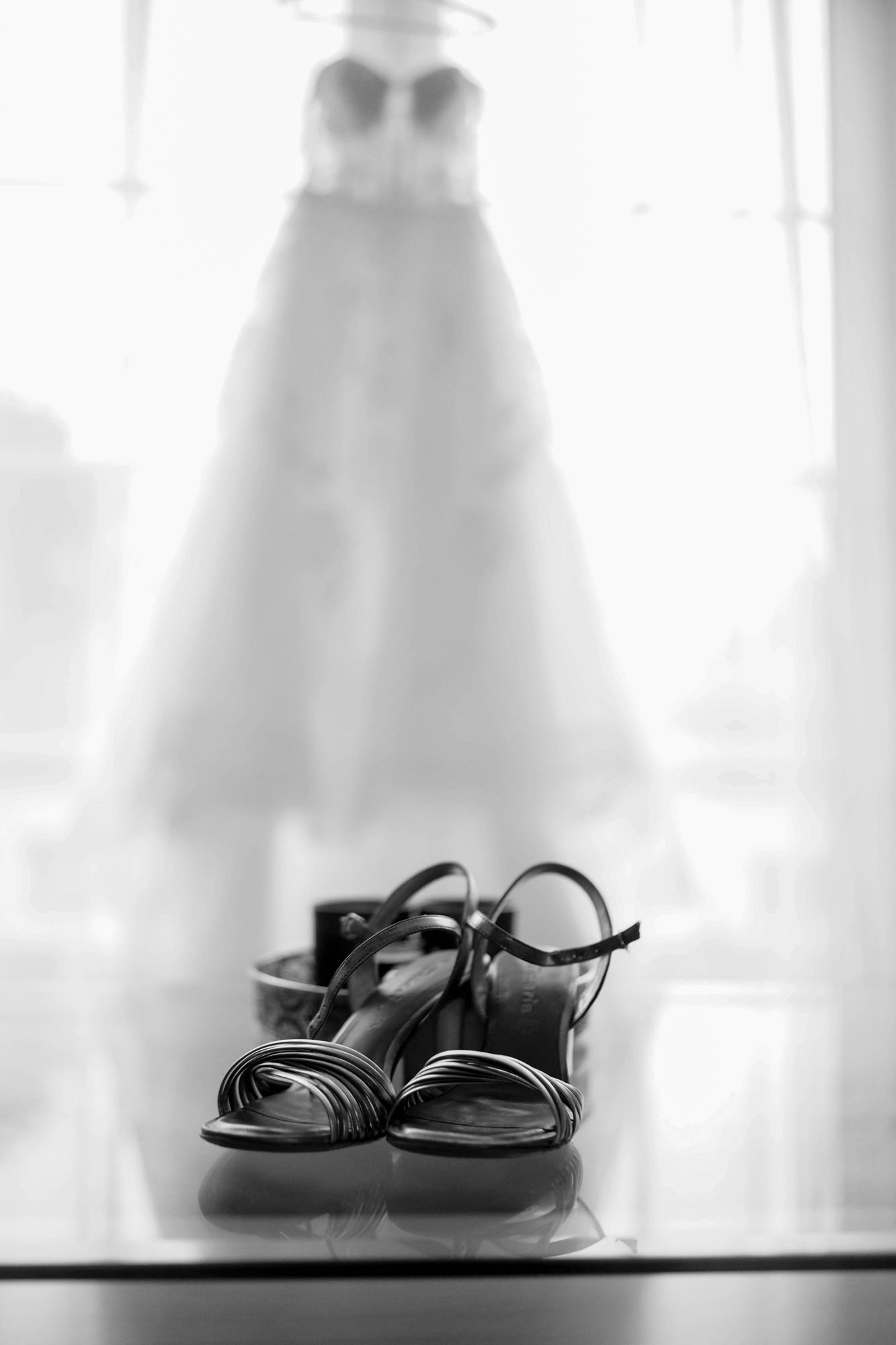 Sandales et robe de mariée