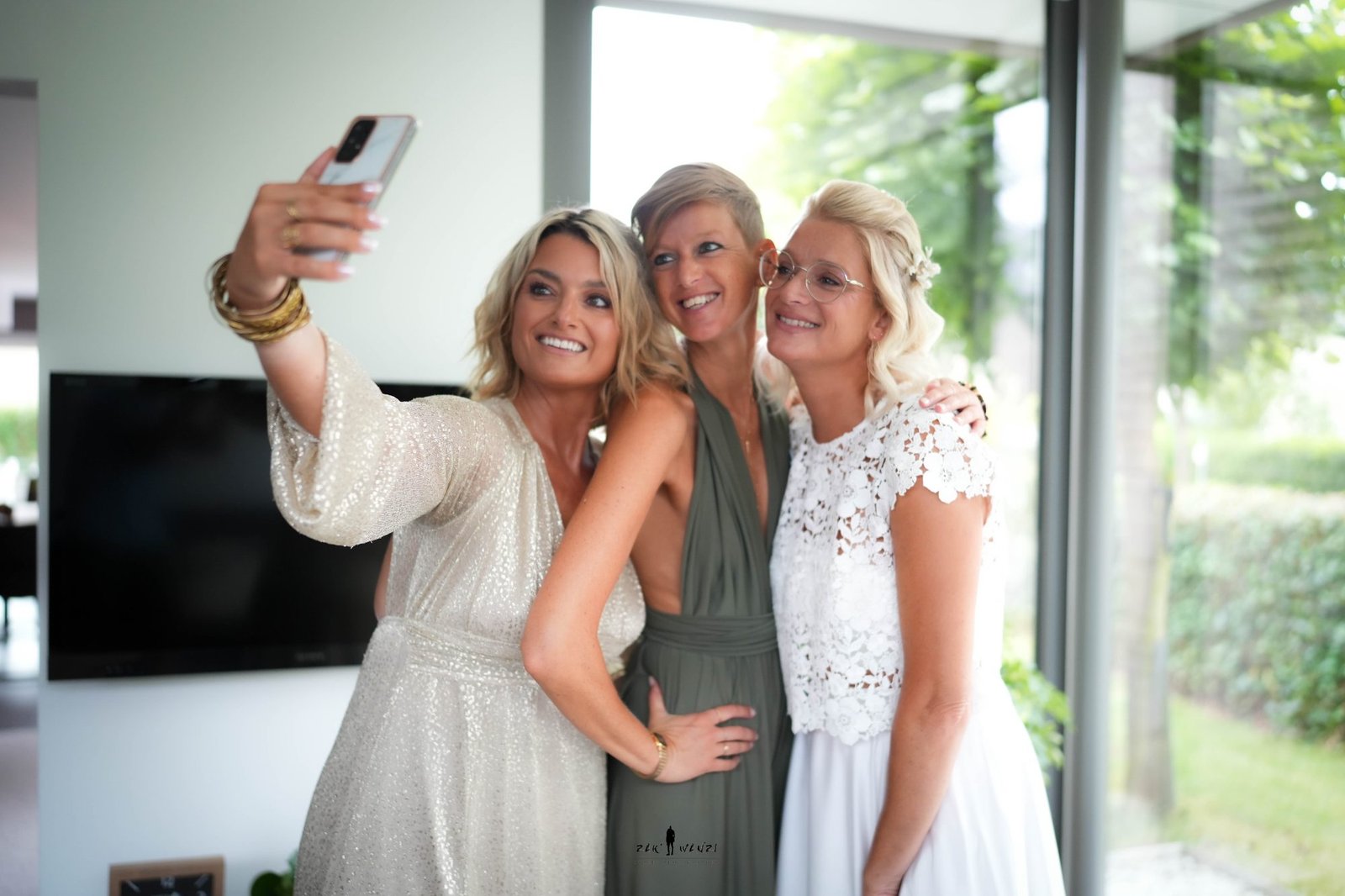 Selfie des témoins et de la mariée pendant les préparatifs