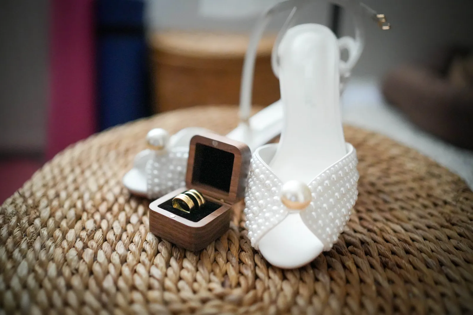 Alliances et chaussures de la mariée