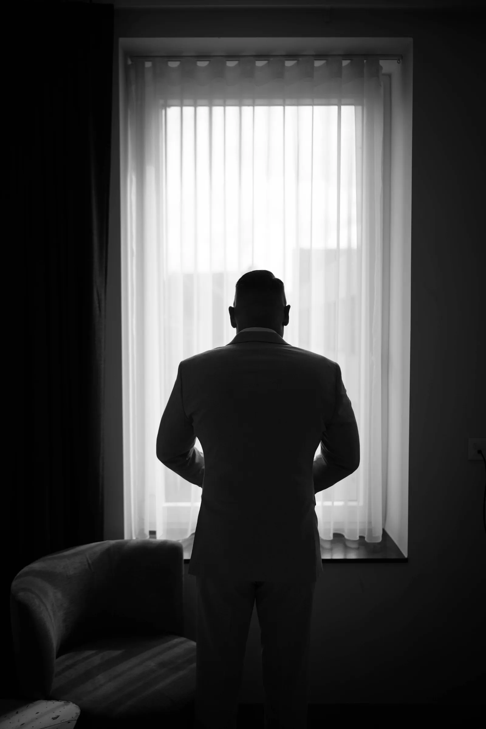 David attend devant la fenêtre, en contre-jour
