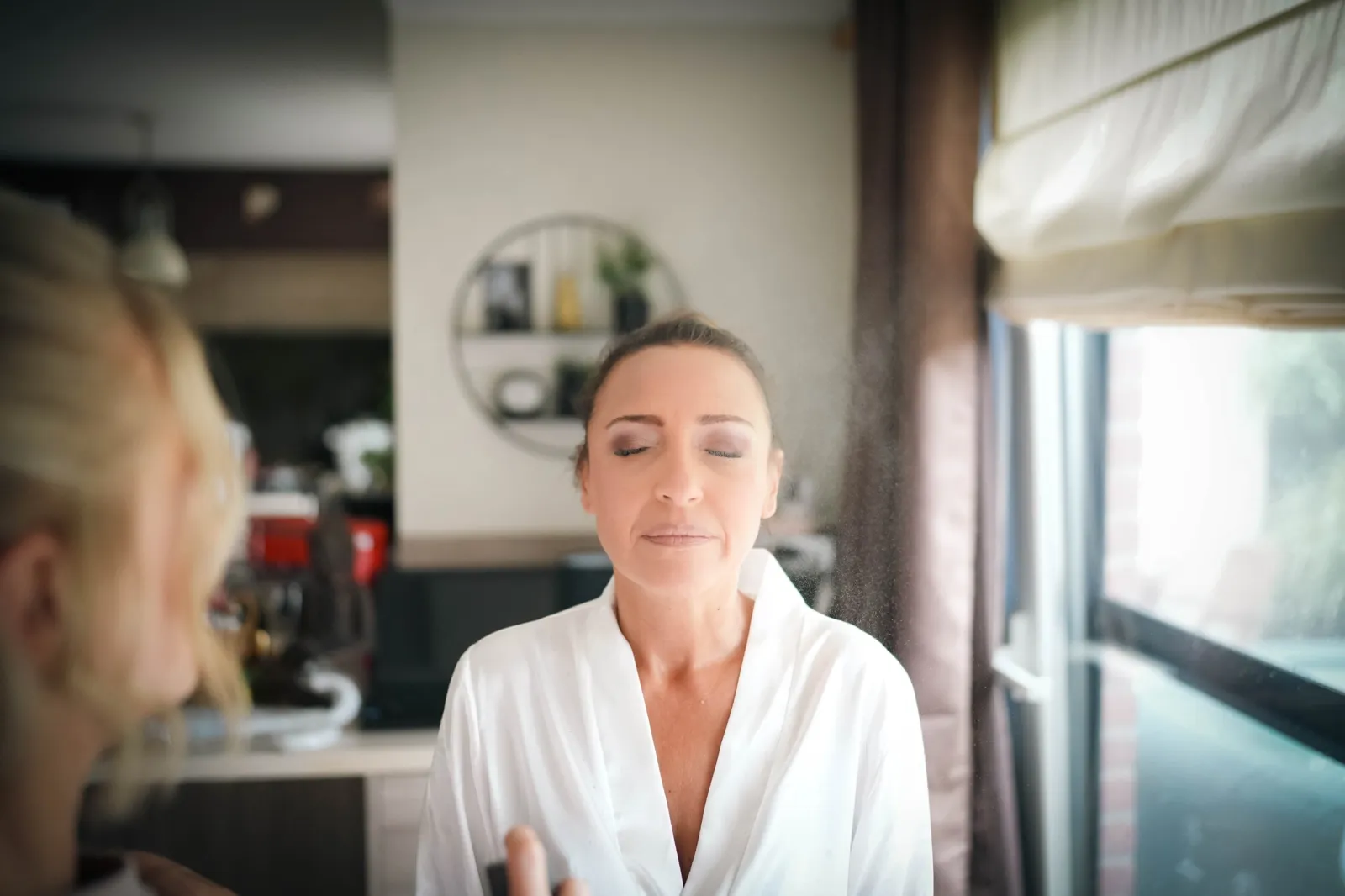 Stéphanie pendant la mise en beauté