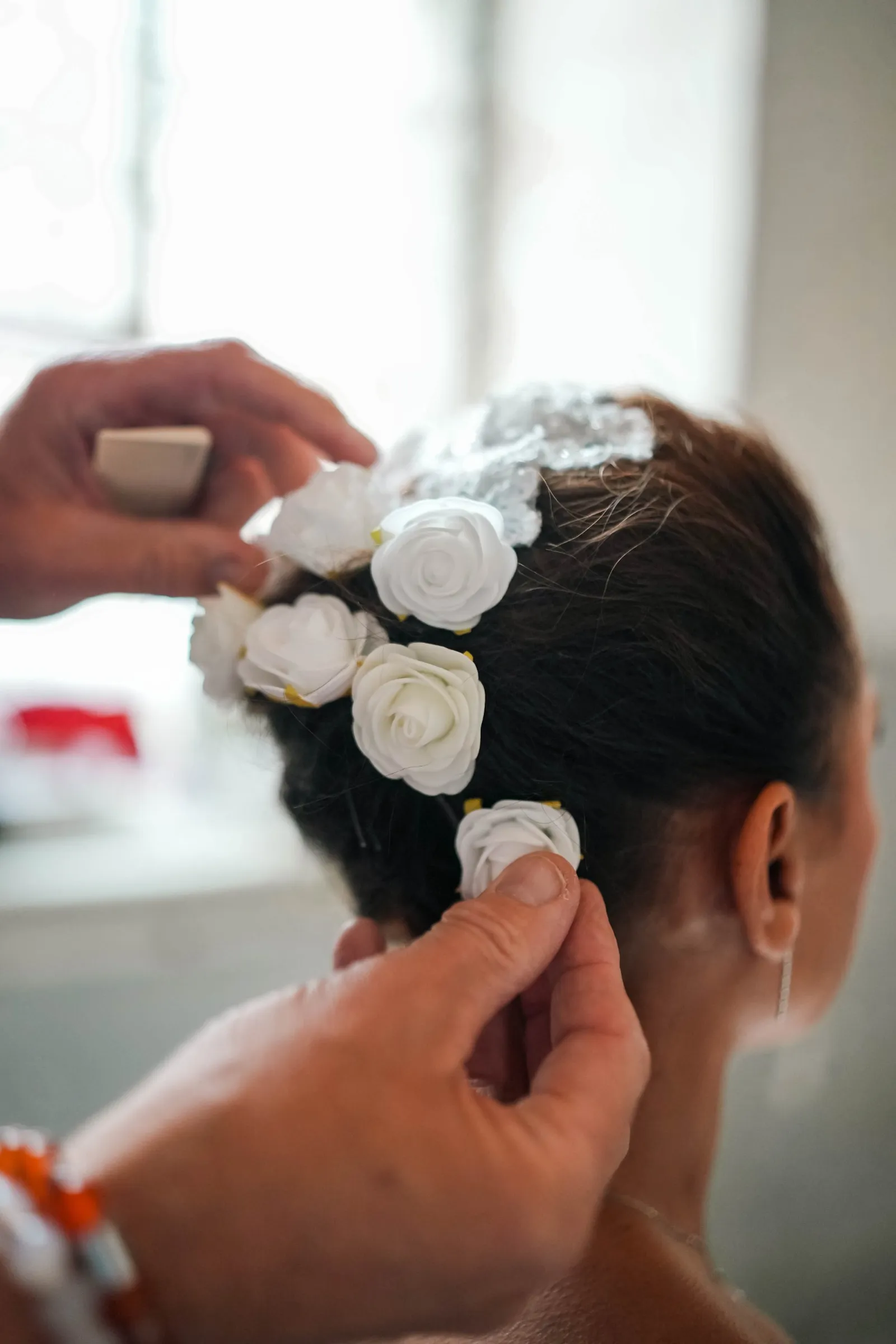 Fleurs blanches posées dans la coiffure de la mariée