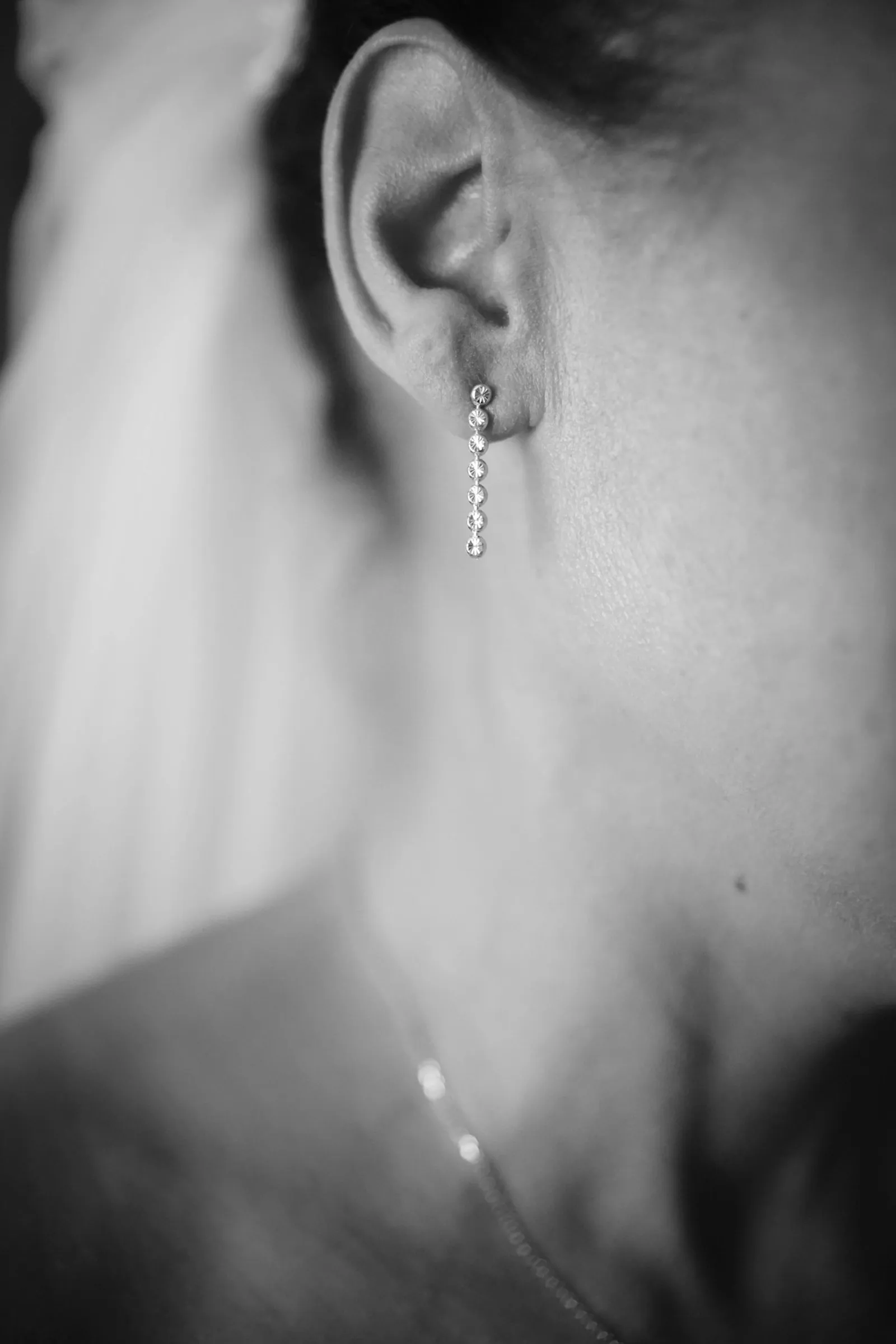 Détail de la boucle d'oreille de la mariée