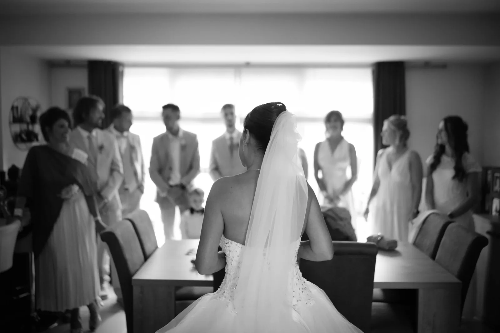 Stéphanie découvre ses proches qui l'attendent dans le salon