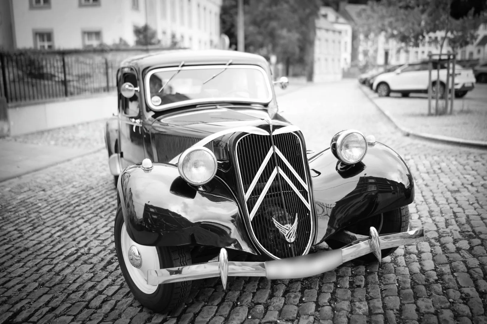 La Traction Citroën des mariés sur les pavés d'Andenne
