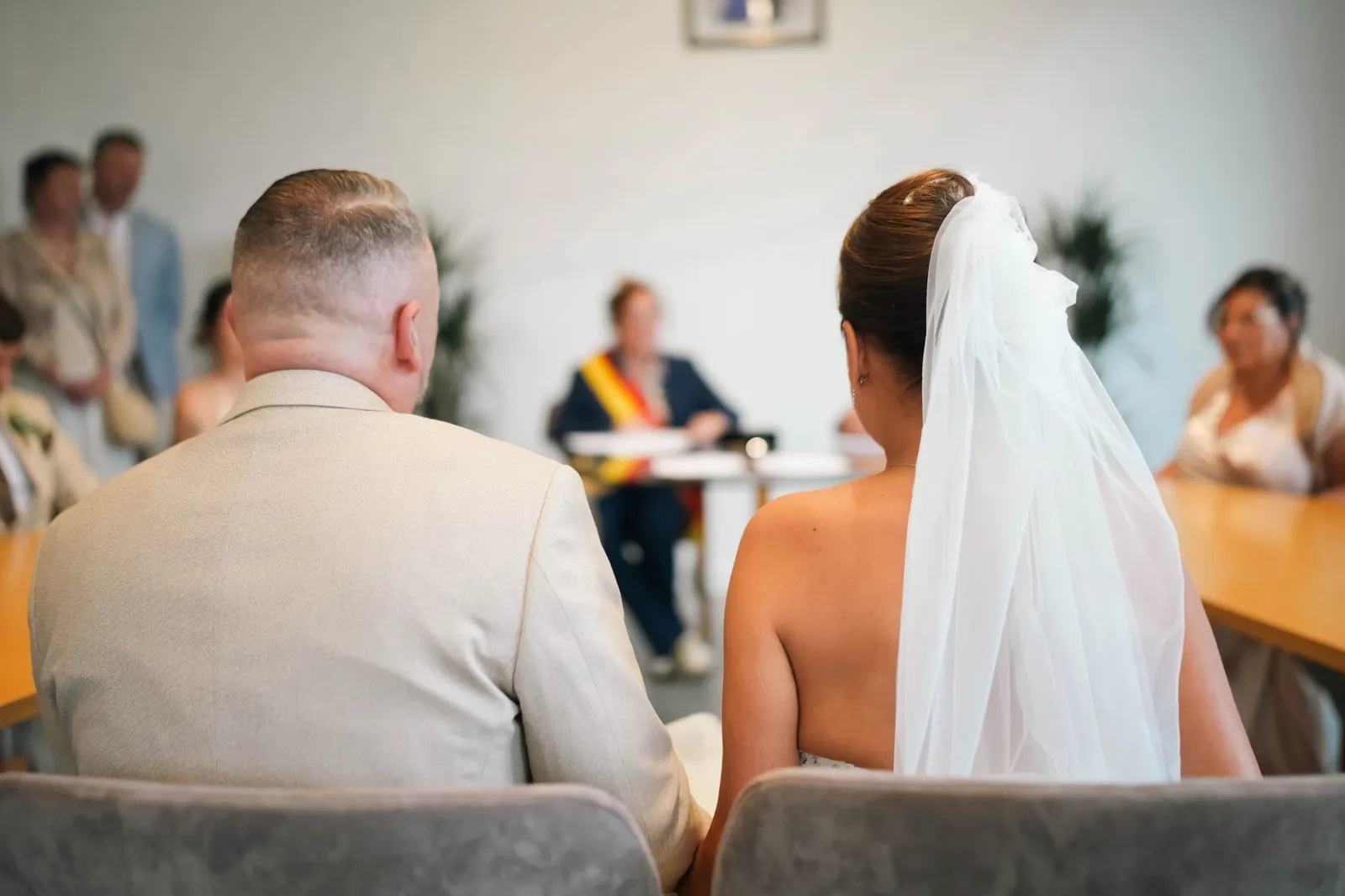 Stéphanie et David devant l'officier de l'état civil à Andenne