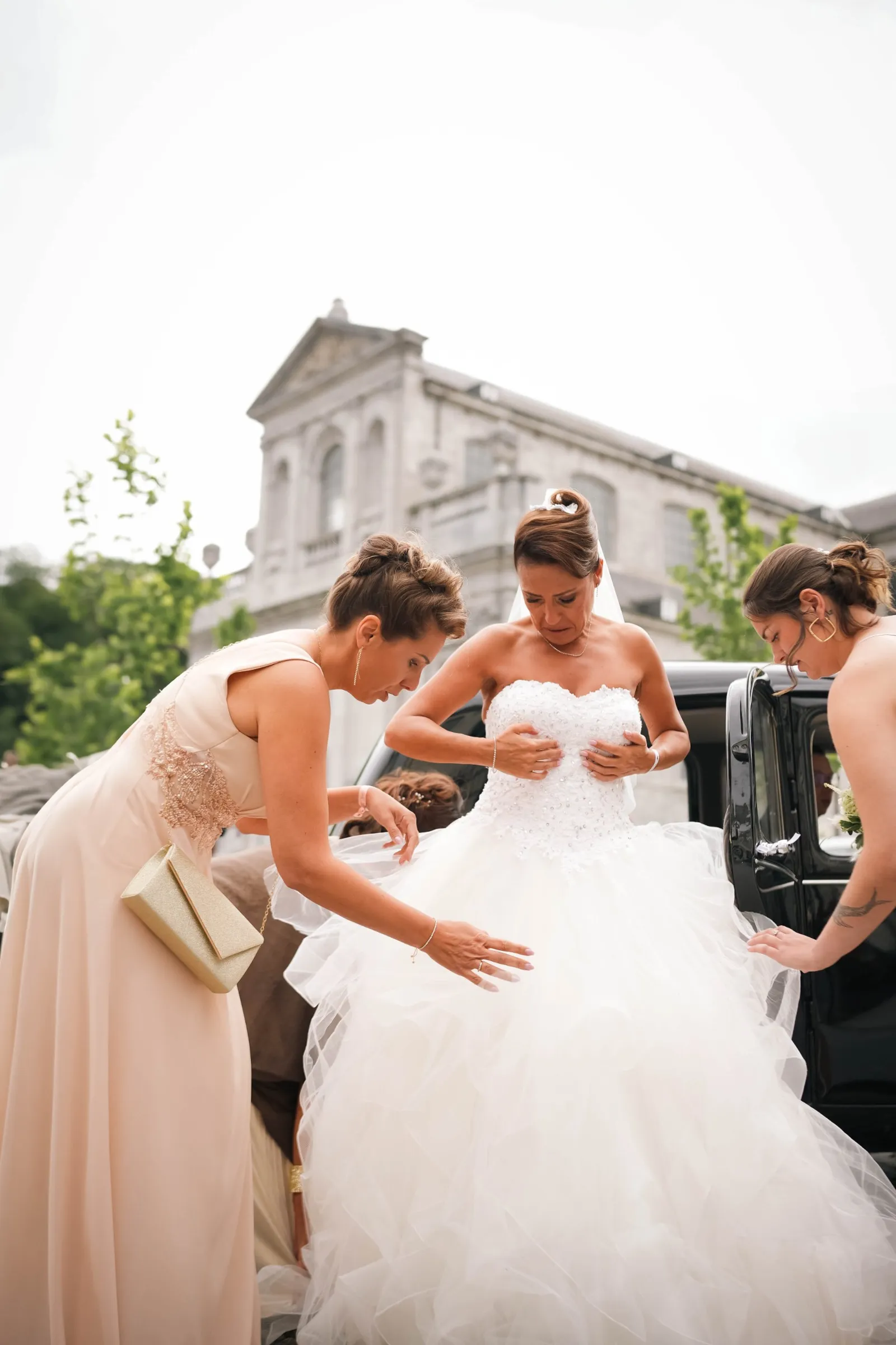 Arrivée de la mariée devant l'église Saint-Étienne
