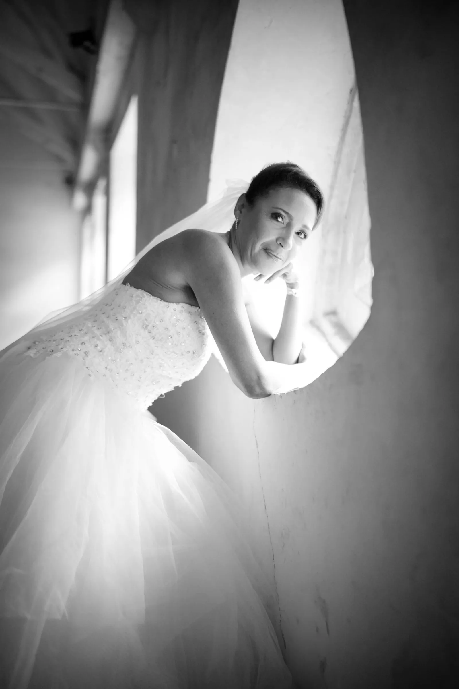 Portrait de la mariée près de la fenêtre