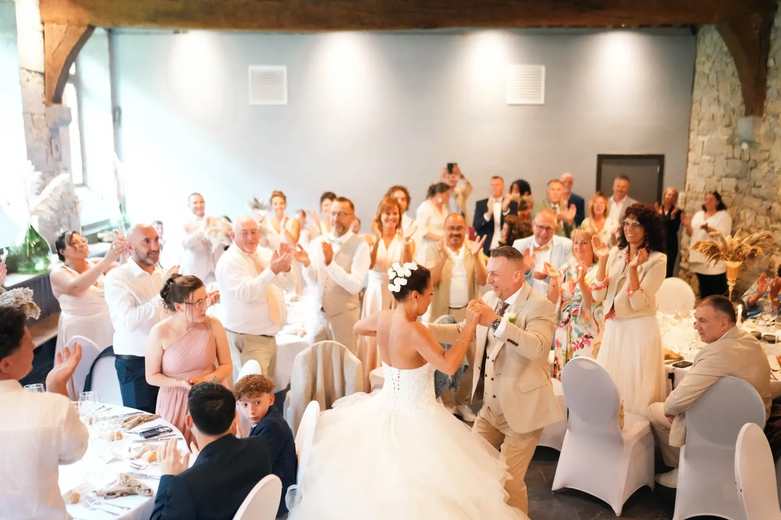 Les invités debout autour des tables