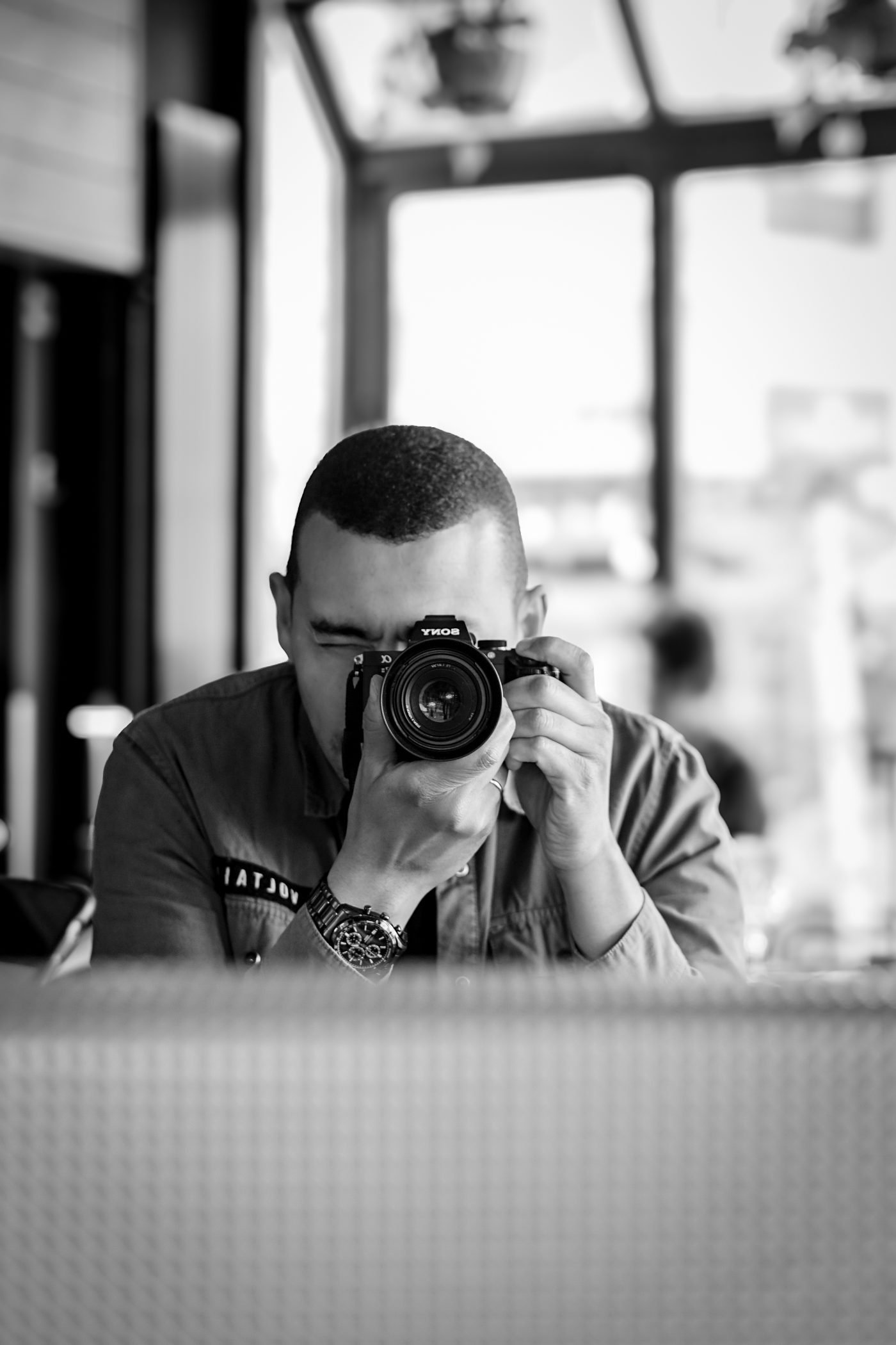 Zak' Wanzi, photographe, son appareil photo en main